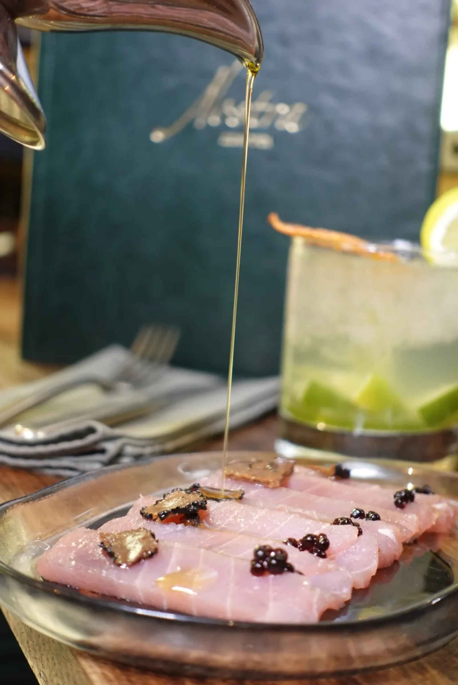 Carpaccio de thon à la truffe finement dressé, savoir-faire en cuisine