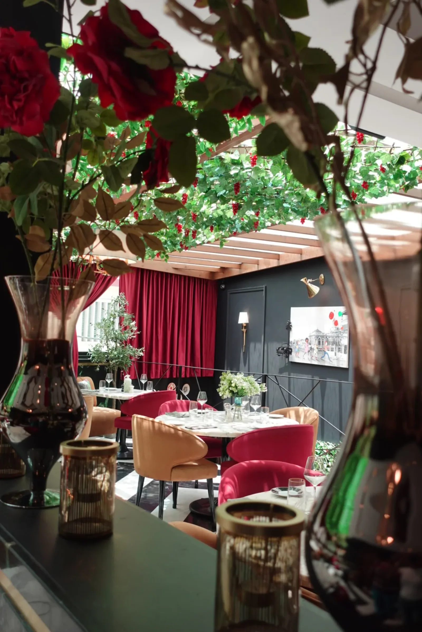 Salle du restaurant Nostra, ambiance élégante avec sol en damier et lustre